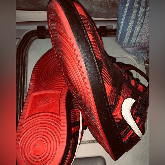 New Condition Rare Red&Black Plaid Nike low cut with Velcro strap plus shoelace - Picture 2 of 3